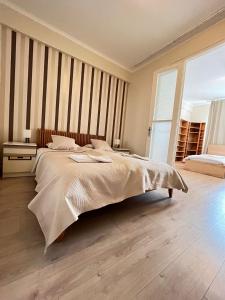 Ένα ή περισσότερα κρεβάτια σε δωμάτιο στο Madach square apartment