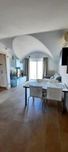 ein Wohnzimmer mit einem Tisch und einem Sofa in der Unterkunft Appartamento Marimar in Vasto