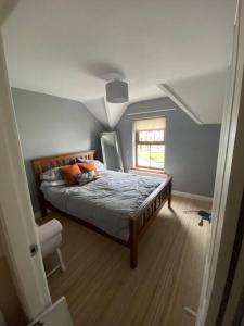 ニューカッスルにあるCheerful 4-Bed Townhouse in centre of Newcastleのベッドと窓のある寝室