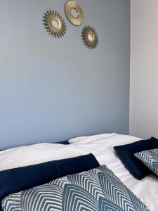 Schlafzimmer mit einem Bett mit zwei Spiegeln an der Wand in der Unterkunft Superbe appartement 1 bedroom équipée 2P Parc des Princes in Boulogne-Billancourt