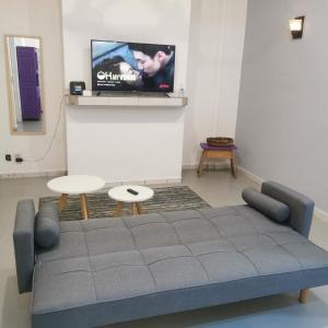 sala de estar con sofá y TV de pantalla plana en 2 bedroom apartment with a/c Wi-Fi best location! en Zihuatanejo