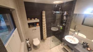 RakówにあるZaciszny dom z plażą nad jeziorem Chańczaのギャラリーの写真