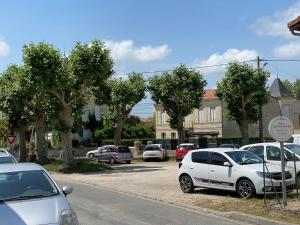 un grupo de autos estacionados en un estacionamiento en Charmant 2 pièces au cœur des vignes, en Médrac