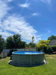 uma piscina num quintal com uma parede de pedra em Linde Gasthaus em Košice