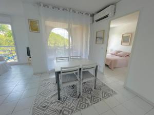 Zdjęcie z galerii obiektu Appartement climatisé au cœur de Port Fréjus w Fréjus