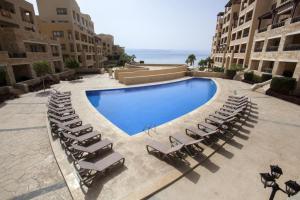 Swimming pool sa o malapit sa Comfy Stays Sea View Apartments at DeadSea Samarah Resort