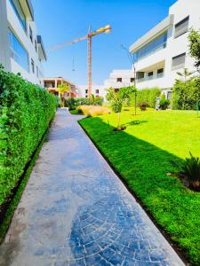 einen Gehweg vor einem Gebäude mit Kran in der Unterkunft Luxury apartment 2 in Casablanca