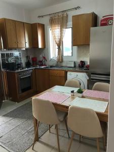 Η κουζίνα ή μικρή κουζίνα στο 1 Bed - Sleeps 2 - Private Balcony - Free Parking