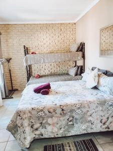 una camera da letto con un letto coperto di Ambiente Budget Accommodation a Upington