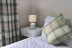 Krevet ili kreveti u jedinici u objektu Home Away From Home - 2 Bed FREE Parking & Wifi