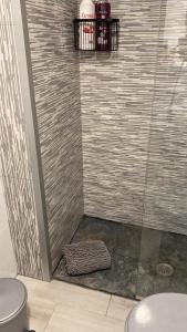 Un baño con ducha y WC. en Puerta del Sol II (Caleta de Fuste), en Caleta de Fuste