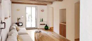 a living room with a white couch and a tv at Casa Primo in Cortona