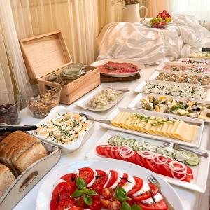 プシュチナにあるPałac Bażantarniaの多種多様な食べ物が並ぶテーブル