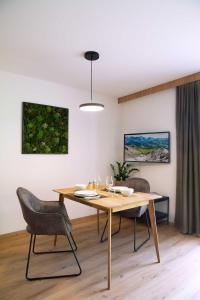 - une salle à manger avec une table et des chaises dans l'établissement Starla 4, à Sankt Anton am Arlberg