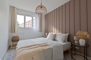 - une chambre avec un grand lit et une fenêtre dans l'établissement Appartement spacieux 1 chambre parking gratuit, à Valence