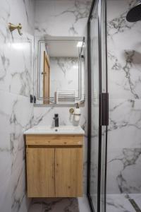 W łazience znajduje się umywalka i lustro. w obiekcie Apartments-Rooms Stara Varos w mieście Žabljak