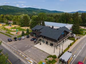 an overhead view of a house with a parking lot at Hotel "Le Suisse" in Saint-Donat-de-Montcalm