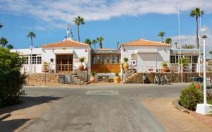 a white house with palm trees in the background at Las Vegas Golf 316 in Las Palmas de Gran Canaria