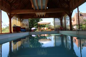 una piscina en una casa con pabellón en le clos Sainte Helene, en Glos-sur-Risle