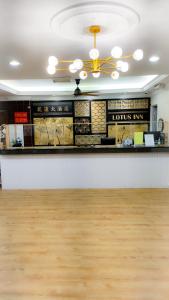 Lobbyn eller receptionsområdet på Lotus Inn