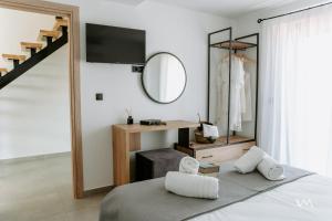 Llit o llits en una habitació de Elaionas Estate Perdika