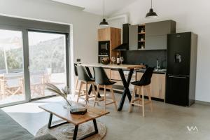 - une cuisine avec une table et des chaises dans la chambre dans l'établissement Elaionas Estate Perdika, à Perdika