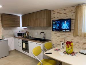 A kitchen or kitchenette at ET Apartaments