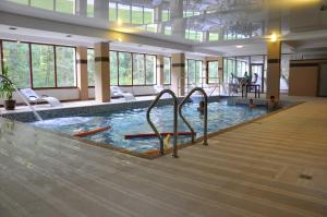 Basen w obiekcie Hotel Mir-Jan SPA lub w pobliżu