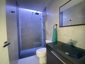 Kúpeľňa v ubytovaní Modern apartment with sea views in Corralejo + 23 fotografií