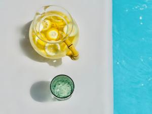 un barattolo di vetro di limonata e un contenitore di salse verdi di Canaryislandshost l Mare a Puerto del Carmen
