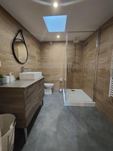 een badkamer met een douche, een wastafel en een bad bij Belle maison rénovée au centre de Agen sacré-cœur in Agen