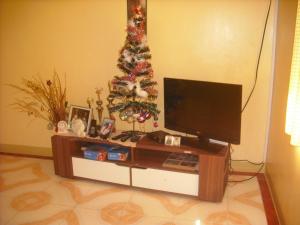 TV/trung tâm giải trí tại Spacious 2 bed bungalow in Baod fishing village