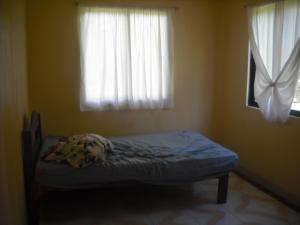 Un pat sau paturi într-o cameră la Spacious 2 bed bungalow close to white sand beach.
