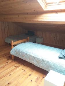 1 Schlafzimmer mit 2 Betten im Dachgeschoss in der Unterkunft Belle maison proche de la ville et du lac in Belcaire