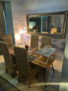 a dining room with a table and chairs and a mirror at Luxury Gemütliche WOHNUNG in Eigelstein Köln in Cologne
