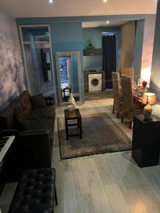 a living room with a couch and a piano at Luxury Gemütliche WOHNUNG in Eigelstein Köln in Cologne