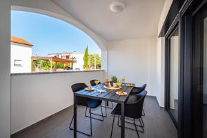 a dining room with a table and chairs at Villa Marta Mandre in Mandre