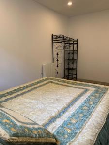 a bedroom with a large bed with a blanket on it at Appartement 2 personnes proche plage(900m) dans une maison individuel. in Hendaye
