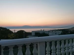 einen Blick auf das Meer vom Balkon bei Sonnenuntergang in der Unterkunft Apartman ViL in Sveti Vid-Miholjice