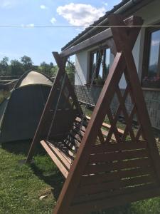 Vonkajšia záhrada v ubytovaní Camping Zakopane Willa Skoczek oferta nie dotyczy noclegu w pokoju ,w namiocie ręczniki woda mineralna , kołdra poduszki lub śpiwory