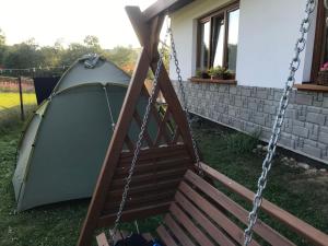 Fotografia z galérie ubytovania Camping Zakopane Willa Skoczek oferta nie dotyczy noclegu w pokoju ,w namiocie ręczniki woda mineralna , kołdra poduszki lub śpiwory v Zakopanom
