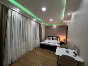 Katil atau katil-katil dalam bilik di Serenity Likani Villa Hotel