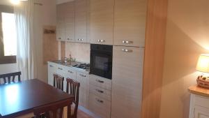Dapur atau dapur kecil di Capo Figari 15, Appartamento spazioso nel centro di Golfo Aranci con terrazza, Wi-Fi, parcheggio gratuito +6 gambar