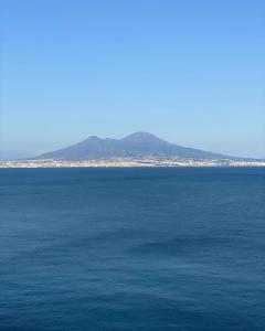un grande bacino d'acqua con una montagna sullo sfondo di Dea Suite a Napoli