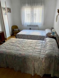 Een bed of bedden in een kamer bij APARTAMENTO CENTRO BURGOS