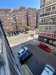uma vista para uma rua com carros estacionados num parque de estacionamento em APARTAMENTO CENTRO BURGOS em Burgos