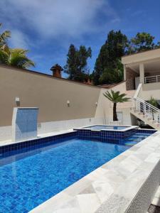 ein Pool vor einem Haus in der Unterkunft Recanto da Ivete in São Sebastião