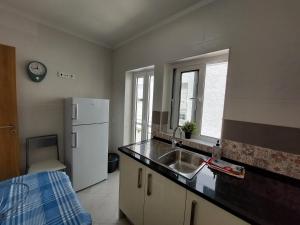 Η κουζίνα ή μικρή κουζίνα στο Encosta do Sol Apartamentos