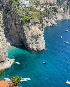uma vista para uma praia com barcos na água em Dea Suite em Nápoles