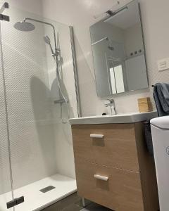 uma casa de banho com um chuveiro, um lavatório e um espelho. em Cool home Malaga city center em Málaga